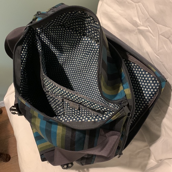 Dakine messenger bag. Adjustable shoulder or crossbody strap. - Picture 8 of 8